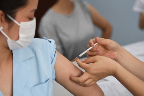 Việt Nam tiếp nhận tượng trưng 1,5 triệu liều vắc xin phòng Covid-19 do Pháp và Italy trao tặng, thuốc đã về tới nơi